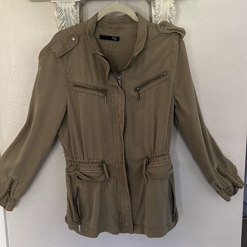Light weight Tencil blend fabric jacket. Army green.